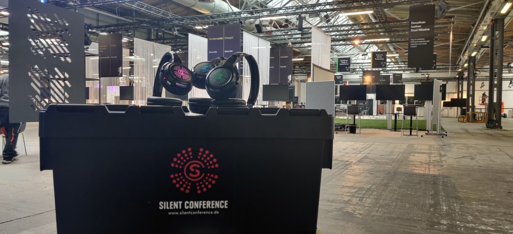 Messehalle mit Silent Conference Equipment und den Kopfhörern SCF von Headphone Revolution