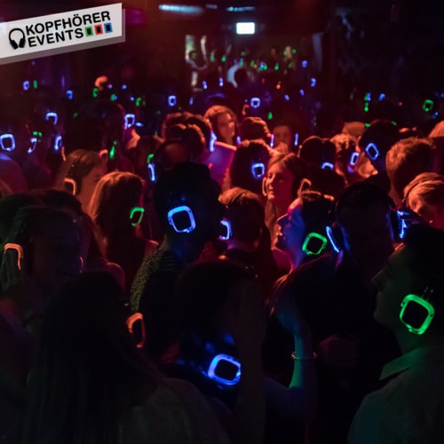 Party Crowd auf einer Silent Disco Party im Club mit Neon Lights Kopfhörern