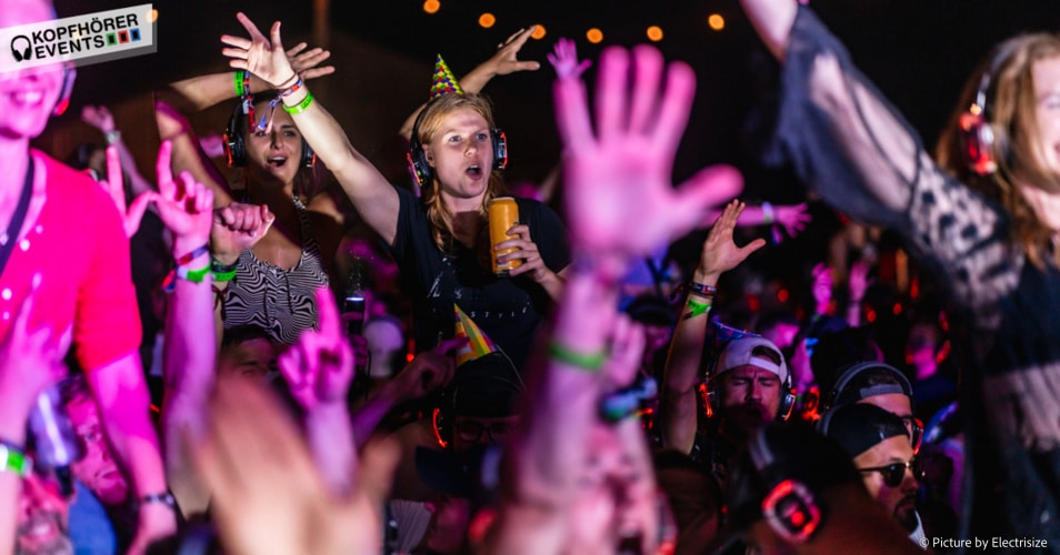Feiernde Festivalbesucher auf der Electrisize Festival Kopfhörerparty mit Headphone Revolution