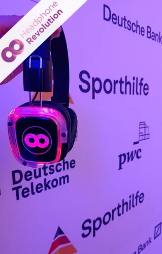 Ein Neon Lights BS Plus+ Kopfhörer von Headphone Revolution auf einer Silent Disco beim Ball des Sports in Frankfurt.
