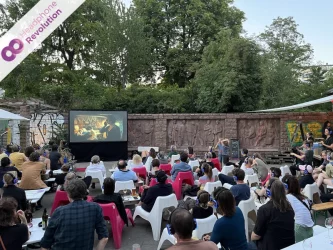 Ein Outdoor Kino, bei dem die Zuschauer Silent Kopfhörer tragen.