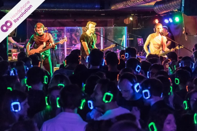 Eine Menschenmenge auf einem Silent Concert mit Neon Lights Kopfhörern von Headphone Revolution.