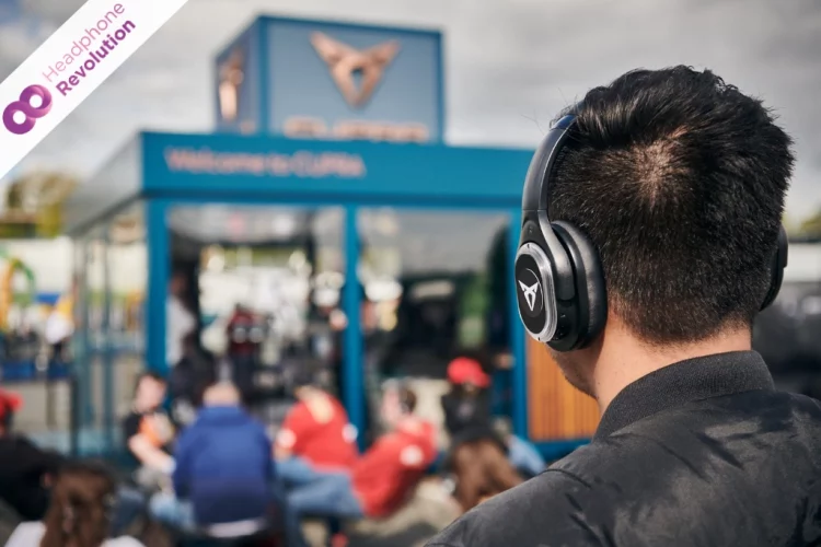 Ein Besucher verfolgt eine live Podcastaufnahme von Cupra während einem DTM Rennen mit speziellen HRT12 Pro Kopfhörern von Headphone Revolution.