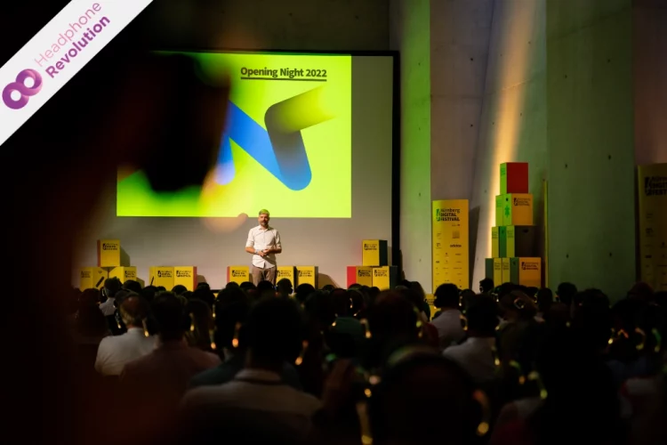 Ein Speaker hält eine Rede beim Nürnberg Digital Festival mit Silent Kopfhörern.