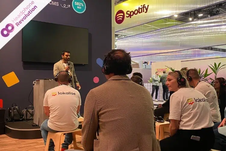 Ein Speaker hält einen Vortrag bei einer Silent Conference auf dem OMR Festival 2023.