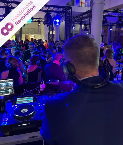 Viele Gäste und ein DJ auf einer Silent Party beim Ball des Sports Wiesbaden mit Silent Disco Kopfhörern von Headphone Revolution.