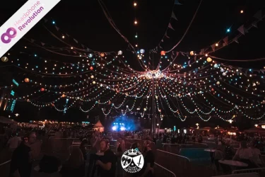 Menschen feiern während der Corona-Pandemie bei einer Outdoor Silent Disco auf dem Marktplatz in der Innenstadt von Essen.