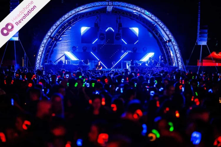 Eine Menschenmenge bei einer Silent Disco auf dem Electronic Wine Festival mit Neon Lights Kopfhörern von Headphone Revolution.