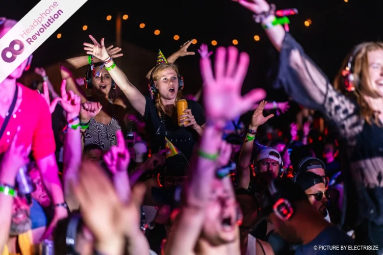 Eine Menschenmasse trägt Silent Disco Kopfhörer bei einer Silent Party auf dem Electrisize Festival.