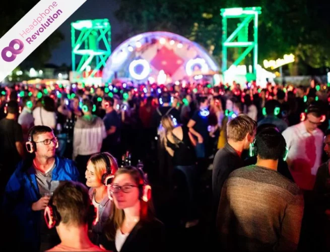Ein großes Publikum bei einer Silentparty mit Neon Lights BS Plus+ Kopfhörern auf dem Electronic Wine Festival in Koblenz.