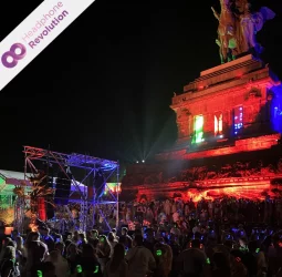 Eine Menschenmenge bei einer Kopfhörerparty auf dem Electronic Wine Festival in Koblenz.