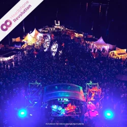 Eine große Menschenmenge auf dem Electronic Wine Festival bei einer Silent Disco.