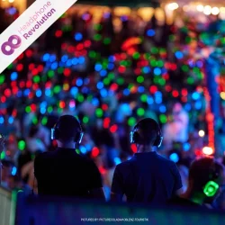 Viele leuchtende Silent Disco Kopfhörer auf dem Electronic Wine Festival in Koblenz bei einer Silent Party.