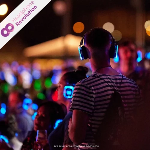 Menschen bei einer Kopfhörerparty beim Electronic Wine Festival speziellen Silent Disco Kopfhörern von Headphone Revolution.