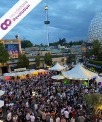 Viele Teilnehmer einer Silent Disco im Europa Park tragen draußen spezielle Silent Kopfhörer von Headphone Revolution.