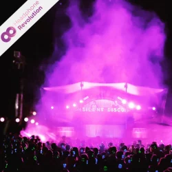 Viele Menschen bei einer Silent Disco auf dem Happiness Festival in Straubenhardt.