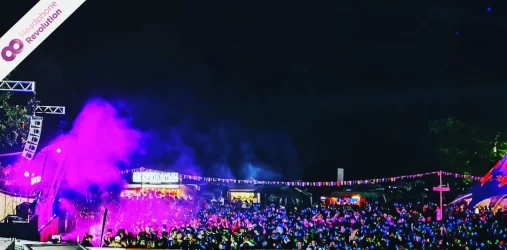 Eine große Menschenmenge auf dem Happiness Festival bei einer Silent Party mit Silent Disco Kopfhörern.