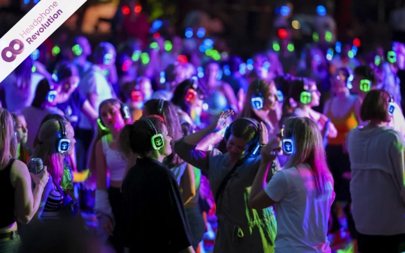 Eine Menschenmenge tanzt auf einer Silent Disco bei der Landesgartenschau in Fulda mit Neon Lights Superior Kopfhörern.
