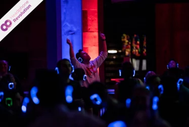 Menschen tanzen im Landesmuseum am Alten Schloss bei einer Silent Party mit Neon Lights BS Plus+ Kopfhörern von Headphone Revolution.