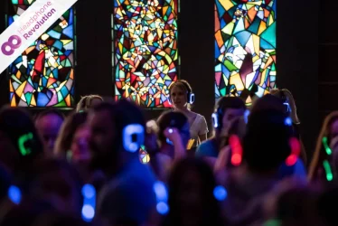 Teilnehmer einer Kopfhörer Party feiern im Landesmuseum Stuttgart mit Silent Disco Kopfhörern von Headphone Revolution.