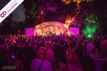 Viele Menschen feiern auf einer Silent Disco auf dem Melodic Wine Festival mit Silent Kopfhörern von Headphone Revolution.