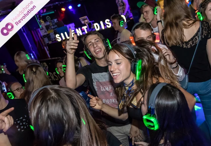 Viele Menschen machen Party bei einer Silent Disco in Stuttgart mit Neon Lights Superior Kopfhörern.