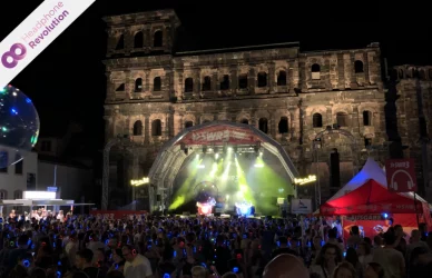 Viele Menschen vor einer SWR 3 Festival Bühne in Trier mit Silent Disco Kopfhörern von Headphone Revolution.