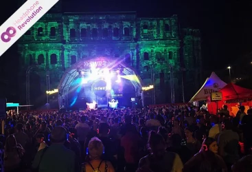 Eine große Menschenmasse bei einer Silent Disco auf dem SWR 3 Festival mit Neon Lights Plus Kopfhörern von Headphone Revolution.