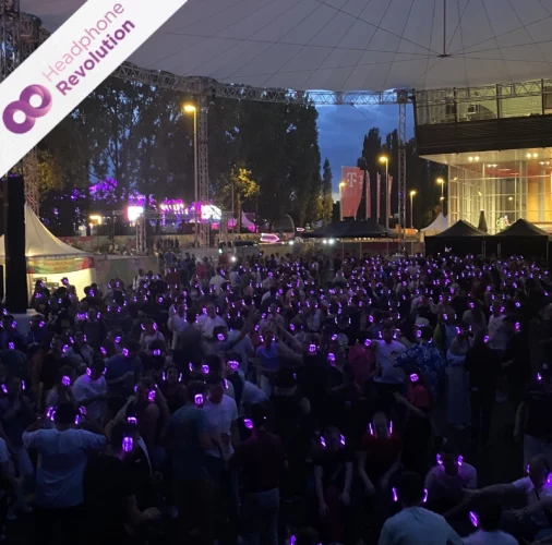 Viele lila leuchtende Silent Disco Kopfhörer auf einem Telekom Firmenevent.