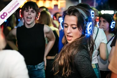 Menschen tanzen auf einer Kopfhörerparty in Stuttgart und tragen spezielle Neon Lights Superior Kopfhörer von Headphone Revolution.