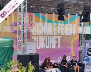 Eine Bühne auf dem PxP Festival mit Silent Education Kopfhörern von Headphone Revolution.