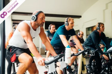 Menschen beim Cycling Training mit Silent Kopfhörern von Headphone Revolution.