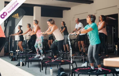 Ein Jumping Kurs als Silent Fitness Event mit speziellen Silent Kopfhörern von Headphone Revolution, auf die die Musik übertragen wird.