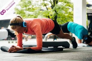 Sportler bei einem Silent Fitness Event tragen Silent Kopfhörer von Headphone Revolution, den Ton des Trainers besser zu verstehen.