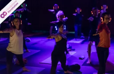 Ein Silent Yoga Event bei dem die Teilnehmer spezielle Silent Fitness Kopfhörer von Headphone Revolution tragen.