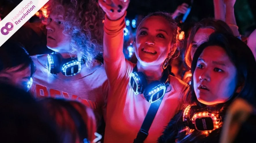 Die Schauspieler der Netflix-Serie Biohackers beim Feiern auf einer Silent Disco mit Silent Kopfhörern von Headphone Revolution.