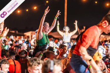 Kopfhörerparty auf dem Electrisize Festival in Erkelenz mit Headphone Revolution Silent Disco Kopfhörern des Modells Neon Lights BS Plus+.