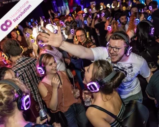 Eine Menschenmenge bei einer Kopfhörer Party in Stuttgart.