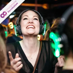 Eine Silent Party Besucherin trägt leuchtende Neon Lights BS Plus Kopfhörer in Stuttgart.