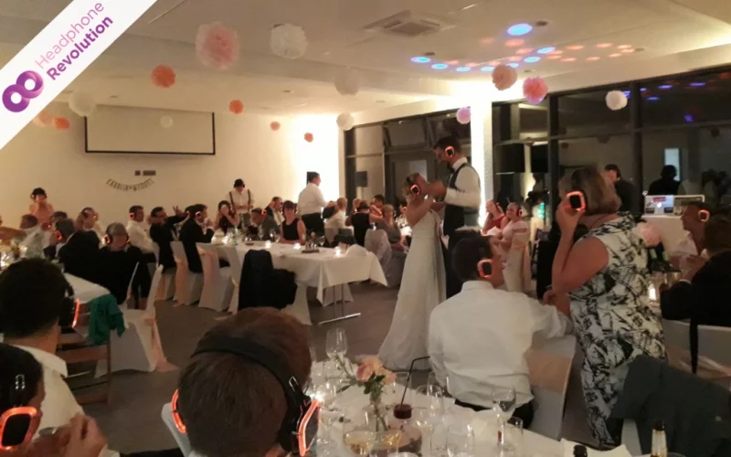 Kopfhörerparty auf einer Hochzeit mit einer Silent Partybox von Headphone Revolution.