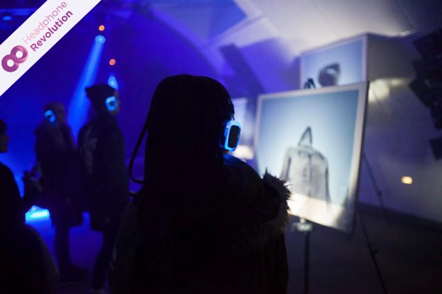 Silent Kopfhörer Modell Neon Lights von Headphone Revolution im Einsatz bei einer Museumsführung.