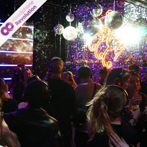Feiernde Menschen auf einer Silent Disco während des OMR Festivals in Hamburg.