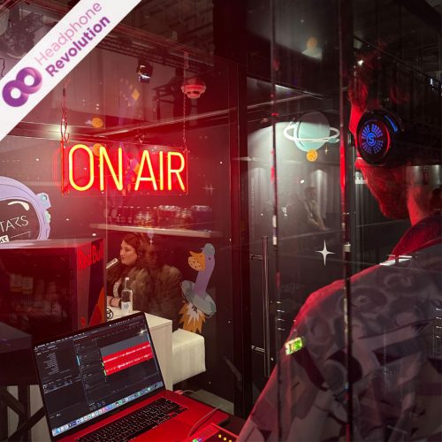 Eine Live-Podcastaufnahme von Redbull auf der OMR mit Silent Conference Kopfhörern.