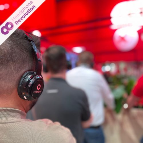 Ein Mann hört bei einem Vortrag auf dem OMR Festival zu und trägt dabei spezielle Silent Conference Kopfhörer SCF, auf die der Ton übertragen wird.