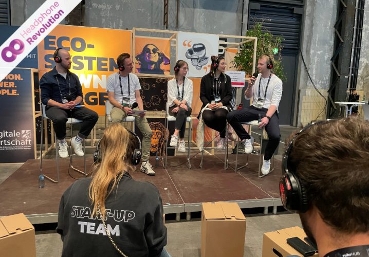 Fünf Speaker während einem Panal Talk beim Ruhrsummit tragen Silent Conference SCF Kopfhörer.