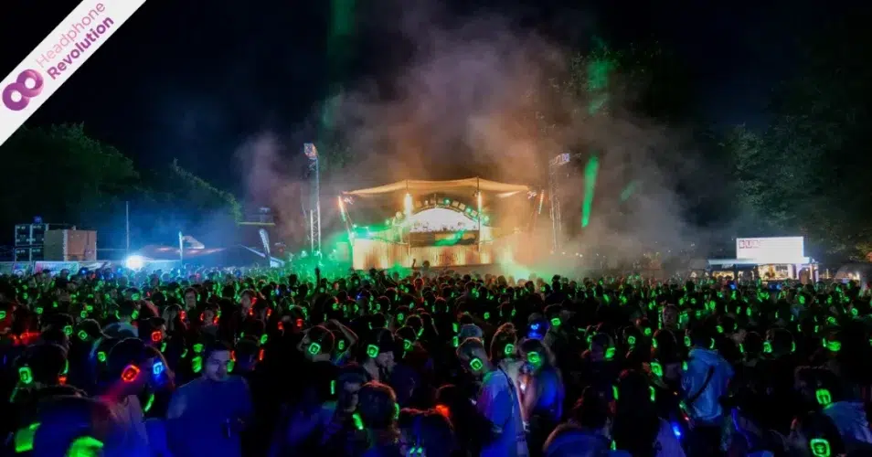 Eine Silent Disco auf dem Happiness Festival mit vielen tausenden leuchtenden Kopfhörern.