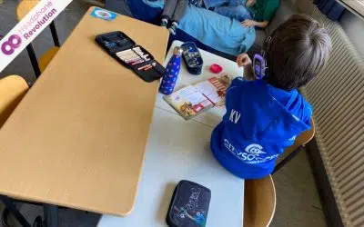 Ein Schulkind trägt Silent Kopfhörer von Headphone Revolution.