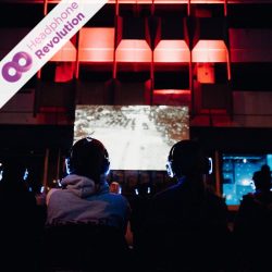 Bei einem Open Air Kino wird der Ton auf spezielle Silent Kopfhörer von Headphone Revolution übertragen.