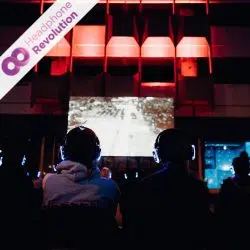 Bei einem Open Air Kino wird der Ton auf spezielle Silent Kopfhörer von Headphone Revolution übertragen.