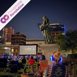 Bei einem Silent Cinema mitten in der Innenstadt wird der Ton auf spezielle Silent Kopfhörer von Headphone Revolution übertragen, um die Anwohner nicht zu stören.